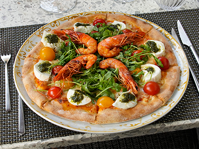Pinsa romana com camarão, rúcula e tomate cereja